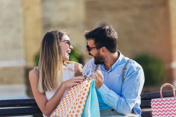 Porträtt Vackra Leende Unga Par Sitter Bänk Efter Shopping — Stockfoto