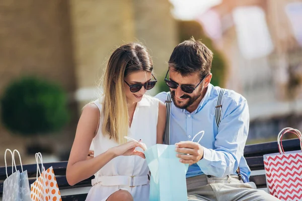 Porträtt Vackra Leende Unga Par Sitter Bänk Efter Shopping — Stockfoto