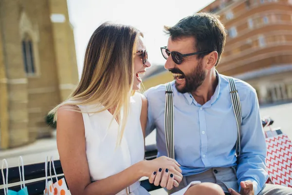 Retrato Belo Casal Jovem Sorridente Sentado Banco Depois Fazer Compras — Fotografia de Stock