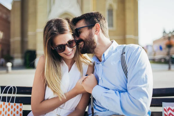 Retrato Belo Casal Jovem Sorridente Sentado Banco Depois Fazer Compras — Fotografia de Stock