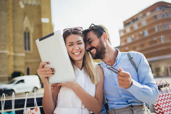 Junges Paar Nutzt Digitales Tablet Für Online Shopping Freien — Stockfoto