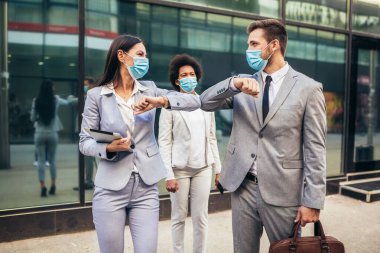 Güvenlik maskeli iş adamı ve kadın ofis binasının önünde dirsek darbesiyle karşılıyorlar.. 