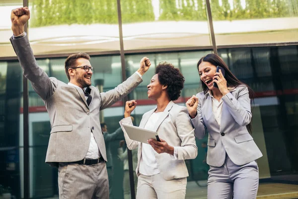 Business Team Viert Een Triomf Zoek Naar Digitale Tablet — Stockfoto