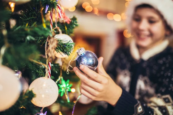 Junge Schmückt Weihnachtsbaum Nettes Kind Bereitet Sich Hause Auf Weihnachtsfeier — Stockfoto