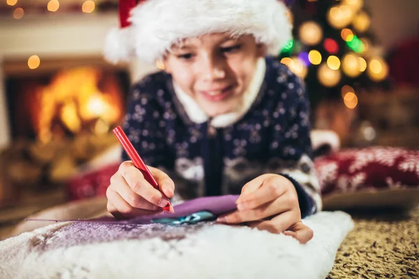 크리스마스 근처에서 모자를 산타클로스에게 편지를 — 스톡 사진