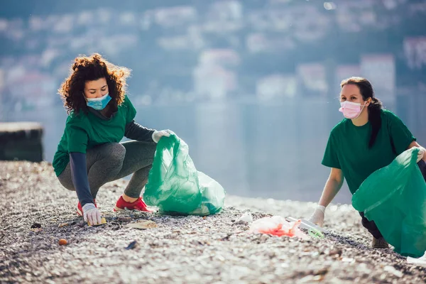 Jeunes Femmes Bénévoles Ramassant Des Déchets Plastiques Plage — Photo