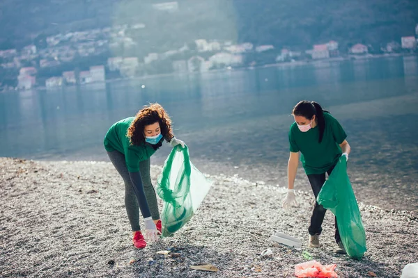 Jeunes Femmes Bénévoles Ramassant Des Déchets Plastiques Plage — Photo