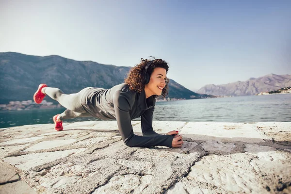 Athletic Young Woman Curly Hair Doing Exercises Beach — Stock Photo, Image