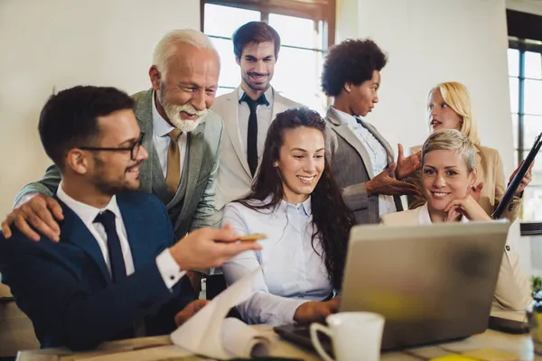 Gruppo Giovani Imprenditori Fiduciosi Che Analizzano Dati Utilizzando Computer Mentre — Foto Stock