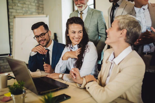 Grupo Jóvenes Empresarios Confiados Que Analizan Datos Mediante Computadora Mientras — Foto de Stock