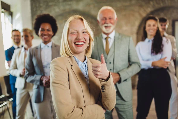 Porträtt Framgångsrik Grupp Affärsmän Moderna Kontor — Stockfoto