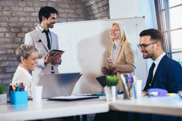 Joven Hombre Negocios Mujer Negocios Están Haciendo Una Presentación Para — Foto de Stock