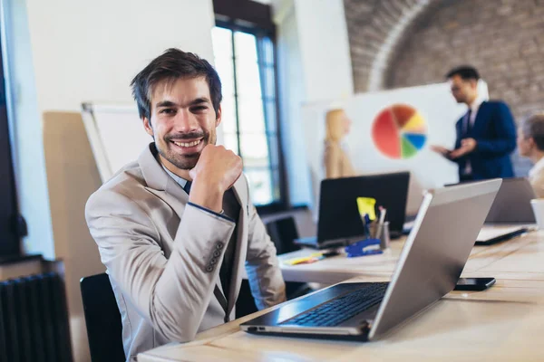 Hombre Negocios Feliz Usando Ordenador Portátil Con Equipo Discutiendo Proyecto — Foto de Stock