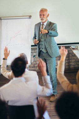 İşletme atölyesi ve sunumunda konuşmacı. Konferans odasında dinleyiciler..