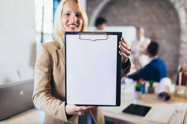 Happy Young Businesswoman Holding Clipboard Team Discussing Project Background — Stock Photo, Image