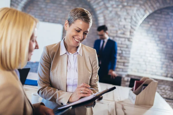 Femmes Affaires Discutant Nouvelles Idées Brainstorming Dans Bureau Moderne — Photo