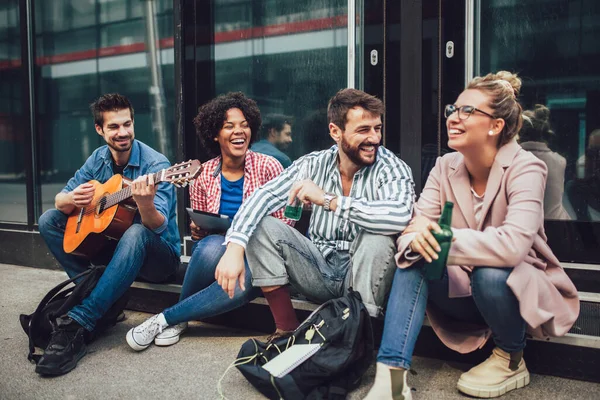 Група Молодих Друзів Сидять Місті Вони Сидять Спілкуються Грають Гітарі — стокове фото