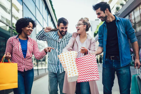 Gruppe Von Freunden Spaziert Mit Einkaufstüten Durch Die Straße Und — Stockfoto