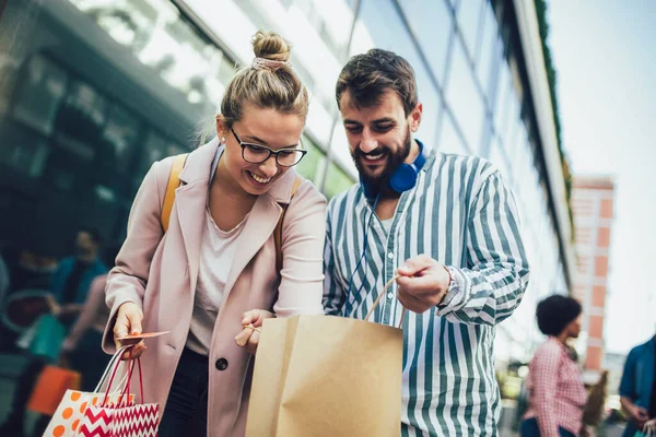 Jong Gelukkig Paar Winkelen Met Een Credit Card — Stockfoto