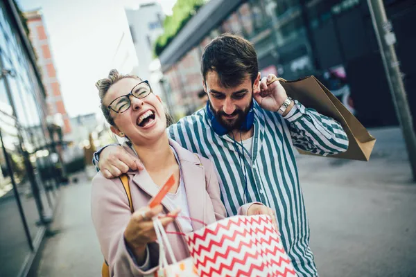 Jovem Casal Feliz Depois Fazer Compras Segurando Cartão Crédito — Fotografia de Stock
