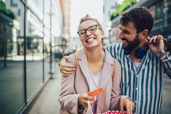 Junges Glückliches Paar Nach Dem Einkauf Mit Kreditkarte — Stockfoto