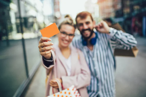 Kredi Kartıyla Alışveriş Yapan Genç Mutlu Bir Çift — Stok fotoğraf