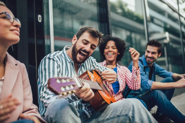 Gruppe Junger Freunde Trifft Sich Der Stadt Sie Sitzen Singen — Stockfoto