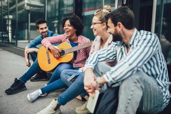 Gruppe Junger Freunde Trifft Sich Der Stadt Sie Sitzen Singen — Stockfoto