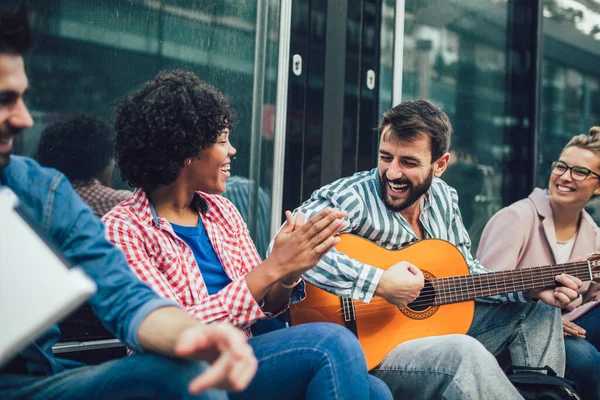 Grupo Jóvenes Amigos Pasando Rato Ciudad Están Sentados Cantando Tocando —  Fotos de Stock