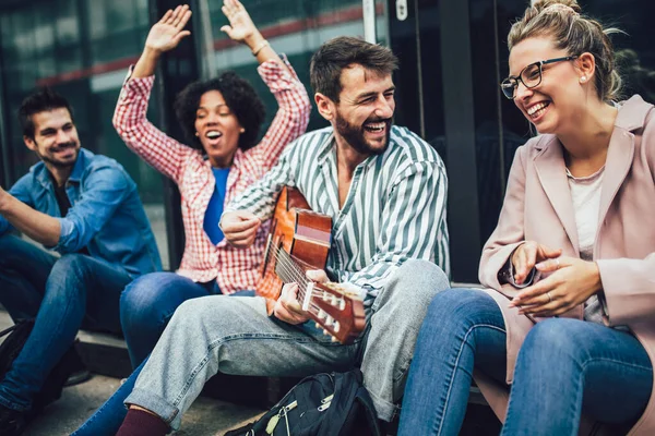 Група Молодих Друзів Сидять Місті Вони Сидять Спілкуються Грають Гітарі — стокове фото