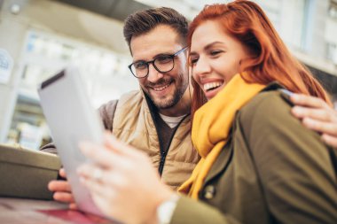 tablet kullanarak şehrin trendy genç Çift