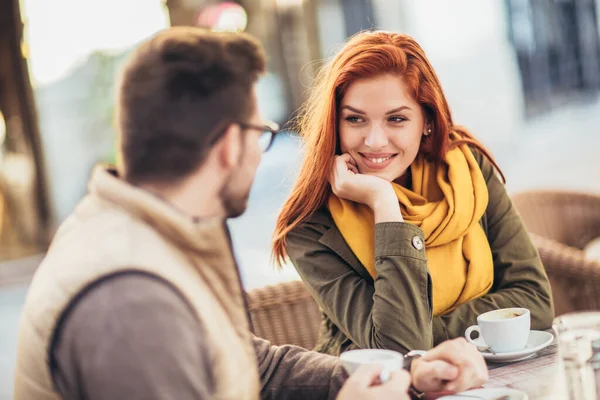 Atractiva Pareja Joven Enamorada Sentada Mesa Cafetería Aire Libre Bebiendo — Foto de Stock