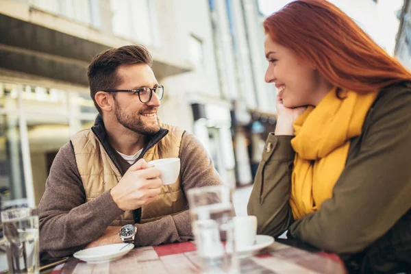 Attraktives Junges Verliebtes Paar Sitzt Draußen Cafétisch Und Trinkt Kaffee — Stockfoto