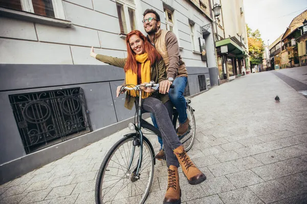 Happy Νεαρό Ζευγάρι Που Πρόκειται Για Ένα Ποδήλατο Βόλτα Μια — Φωτογραφία Αρχείου
