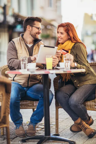 Pareja Joven Café Usando Tableta Digital Tarjeta Crédito —  Fotos de Stock