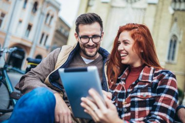tablet kullanarak şehrin trendy genç Çift