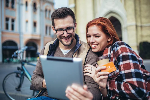 Pareja Joven Moda Ciudad Usando Tableta Tarjeta Crédito — Foto de Stock