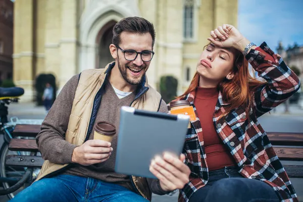 时尚的年轻夫妇在城里使用平板电脑和信用卡 — 图库照片