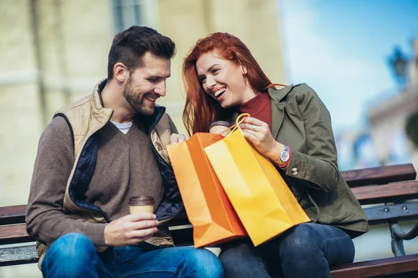 Retrato Pareja Feliz Con Bolsas Compras Después Comprar Ciudad Sonriendo — Foto de Stock