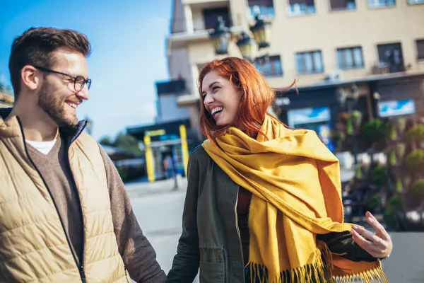 Lächelndes Paar Urlaub Junge Touristen Die Tagsüber Spazieren Gehen Und — Stockfoto