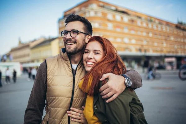미소짓는 남녀가 휴가를 즐기고 관광객은 산책을 즐기고 도시의 거리를 — 스톡 사진