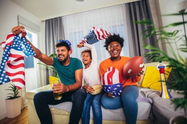 Evde televizyon izlerken aile Amerikan futbolu maçı