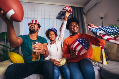 Evde televizyon izlerken aile Amerikan futbolu maçı