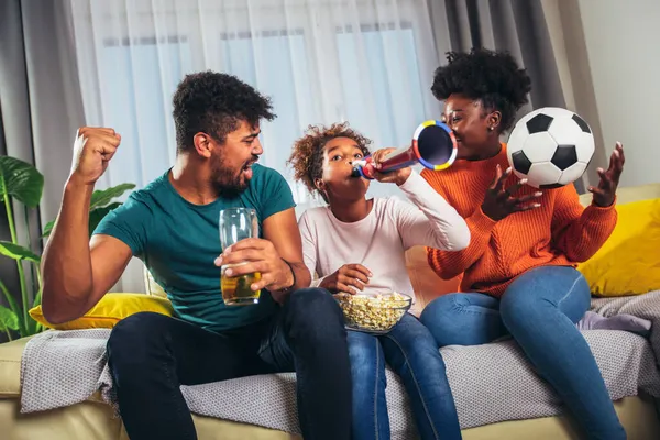 Aufgeregte Familie Schaut Fußballspiel Hause — Stockfoto
