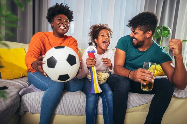 Aufgeregte Familie Schaut Fußballspiel Hause — Stockfoto