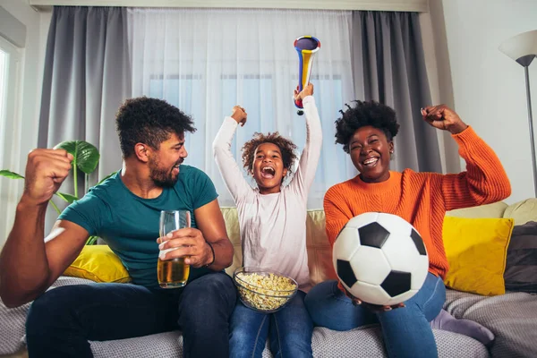 Vzrušený Rodinné Sledují Fotbalový Zápas Doma — Stock fotografie