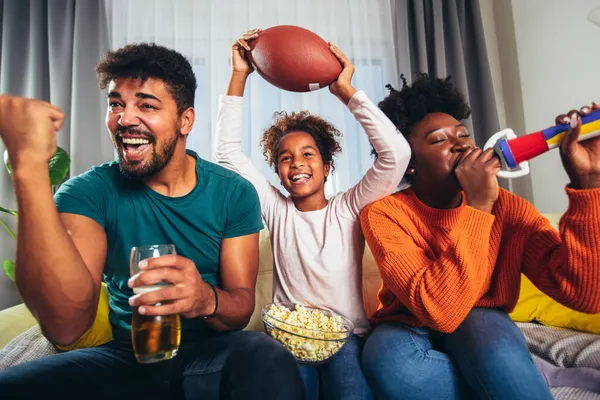 Familie Schaut Amerikanisches Fußballspiel Zuhause Fernsehen — Stockfoto