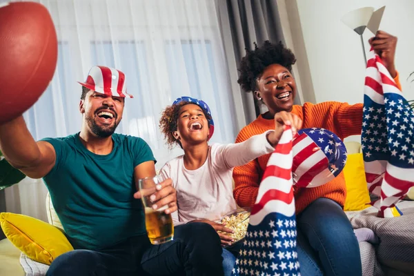 Familie Schaut Amerikanisches Fußballspiel Zuhause Fernsehen — Stockfoto