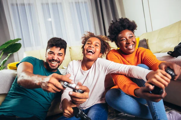 Familia Afroamericana Jugando Videojuegos Juntos Divirtiéndose Casa — Foto de Stock