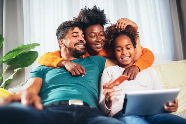 Compras Línea Familia Africana Feliz Divirtiéndose Con Tarjeta Crédito Tableta —  Fotos de Stock